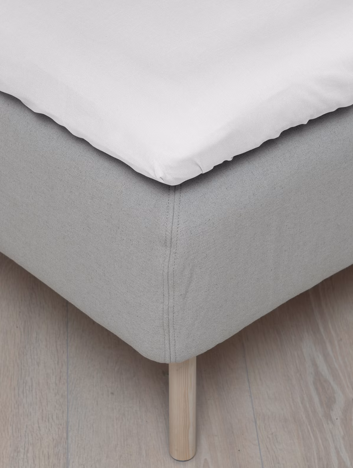 Formsytt lakan satin vit