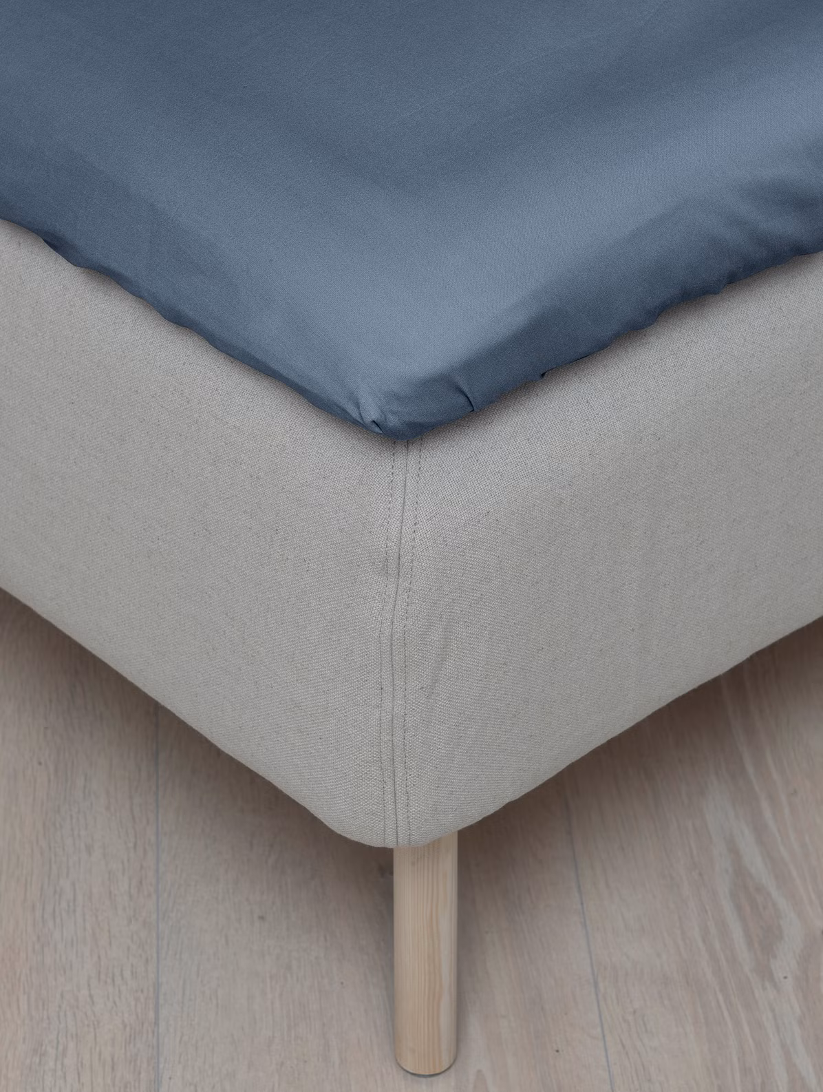 Formsytt lakan satin blå